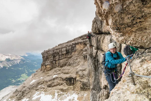 Escaladores Montaña Una Empinada Ferrata Con Vistas Los Dolomitas Italianos — Foto de Stock