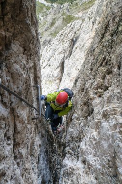 iki genç kadın dağcılar dar bir yarıktan Dolomites bir rock yüz bin
