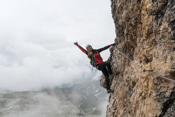 Joven Escaladora Una Cara Vertical Expuesta Escalando Una Ferrata — Foto de Stock