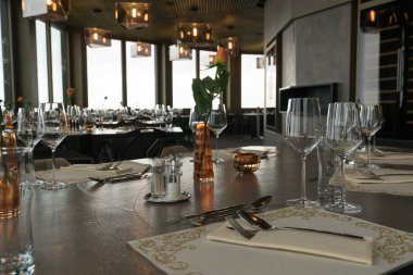 Restoran tablo zarif yer ayarlarını ve çiçeklerle