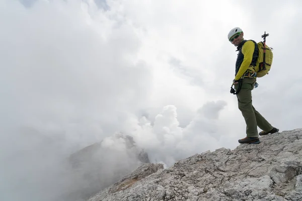 Joven Alpinista Masculino Pico Montaña Dolomita Disfrutando Vista — Foto de Stock