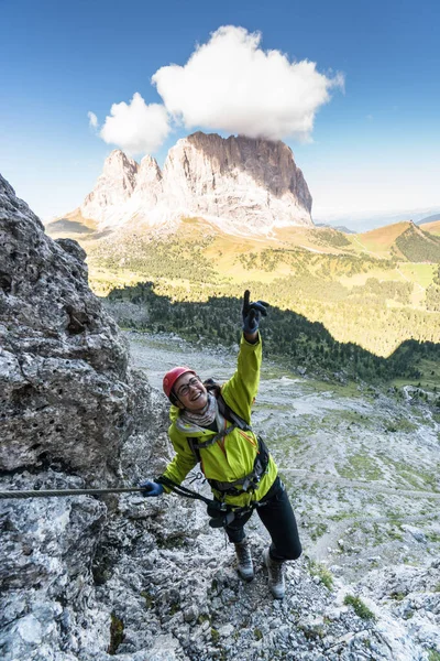 Joven Atractiva Montañista Femenina Los Dolomitas Italia Con Una Gran — Foto de Stock