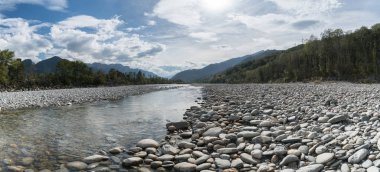 Tortum İsviçre Alpleri'nde nehir ve dağ manzarası