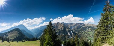 dağ panorama manzara erken sonbaharda İsviçre Alpleri'nde