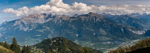 Panoramablick Auf Die Berglandschaft Der Schweiz Bei Maienfeld Sommer — Stockfoto