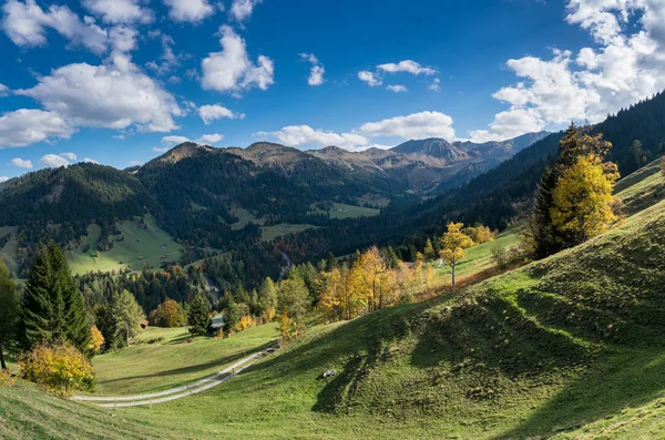 スイス山クロスタース近く紅葉で山と谷の風景 — ストック写真