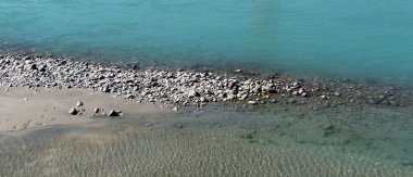 Ren Nehri kayalar ve farklı renk mavi su İsviçre Maienfeld yakın