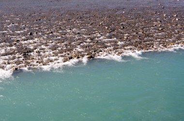 Ren Nehri kayalar ve farklı renk mavi su İsviçre Maienfeld yakın