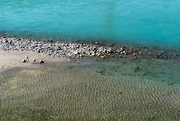 Río Rin Con Rocas Diferentes Colores Agua Azul Suiza Cerca — Foto de Stock