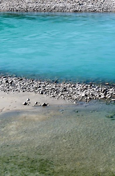 Río Rin Con Rocas Diferentes Colores Agua Azul Suiza Cerca — Foto de Stock