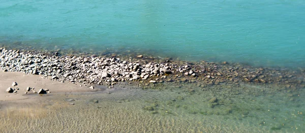 Río Rin Con Rocas Diferentes Colores Agua Azul Suiza Cerca — Foto de Stock