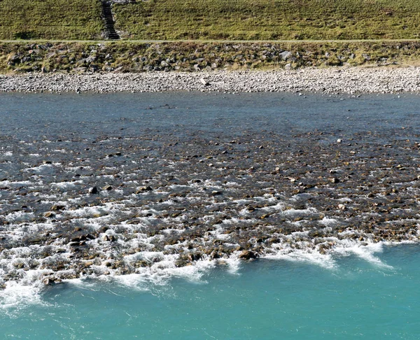 Río Rin Con Rocas Diferentes Colores Agua Azul Suiza Cerca —  Fotos de Stock