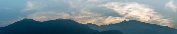 Panorama Bergslandskap Siluett Med Stripig Molnig Himmel Den Blå Timmen — Stockfoto