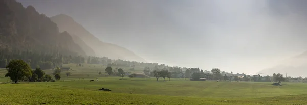 Paisaje Rural Suizo Con Campos Agrícolas Montañas Brumosas Bosques Finales — Foto de Stock