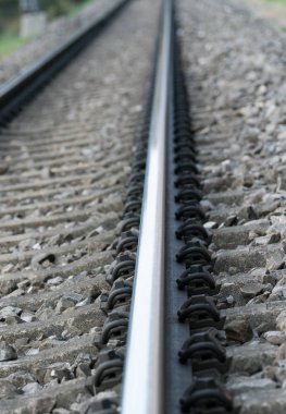 Dar tren ve demiryolu bağları bir kaya yatakta