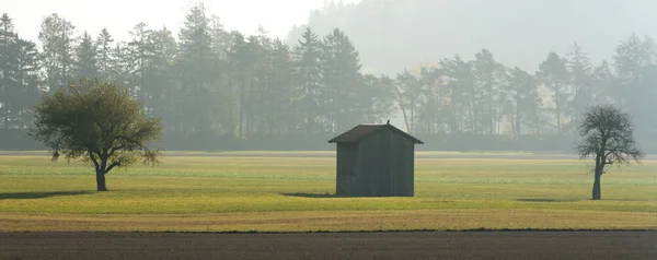 Morgondimman Bergsdal Med Fält Och Gammal Trä Lada Och Isolerade — Stockfoto