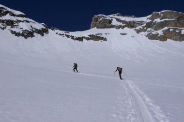 rehber bir istemci bir yüksek Alp dağ en yüksek lider backcountry kayak turu