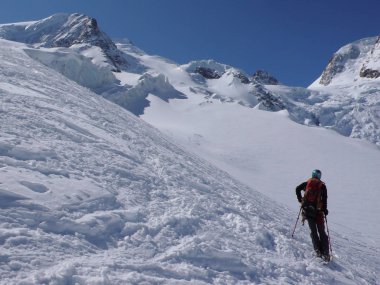 İsviçre yüksek Alpler büyük dağ manzarası ile manzarayı backcountry kayakçı