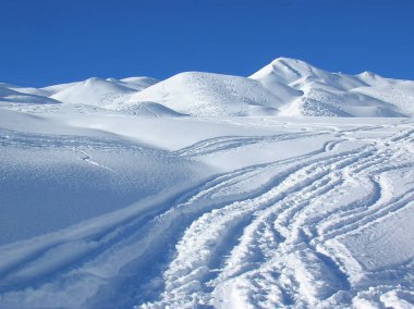St. Antoenien yakınındaki İsviçre Alpleri'nde kış backcountry kayak pistlerine derin toz kar