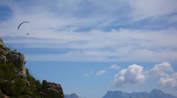 Parapente Volando Cielo Sobre Las Montañas Suiza — Foto de Stock