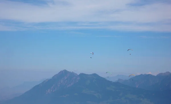 Parapentes Volando Cielo Sobre Las Montañas Suiza — Foto de Stock