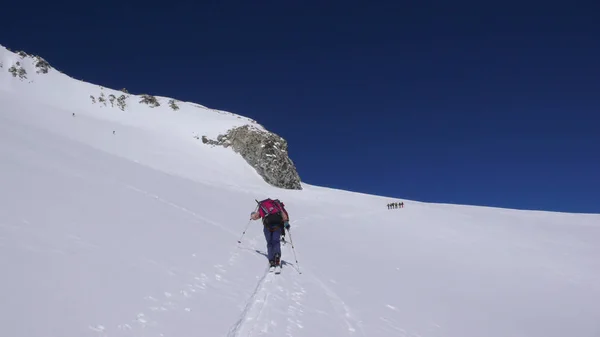 Több Backcountry Síelők Kirándul Mászni Távoli Hegyre Néző Csúcs Svájcban — Stock Fotó