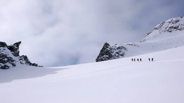 스키어의 하이킹 스위스에서 마운틴 피크에 올라가 — 스톡 사진