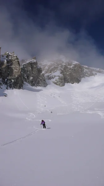 Grupą Narciarzy Backcountry Cieszyć Się Zejścia Narciarskich Dół Zdalnego Moutain — Zdjęcie stockowe