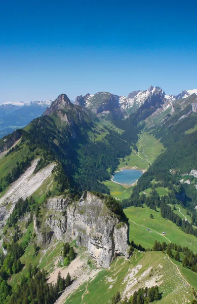 Landcape Górskie Alpach Szwajcarskich Poszarpanymi Szczytami Dziewiczy Góry Błękitne Jeziora — Zdjęcie stockowe