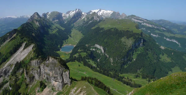 ギザギザとはるか下の谷に手付かずの青い山の湖とスイス アルプスの山緑地 — ストック写真