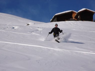 adam telemark İsviçre backcountry derin kış ve taze kar kayak güzel bir günde