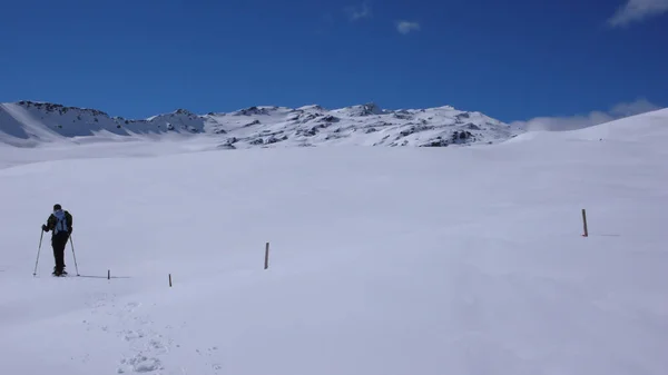 Kvinnliga Vandrare Med Snöskor Vandring Alperna Schweiz Orörda Och Idyllisk — Stockfoto