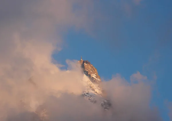 Nuvens Nevoeiro Esconder Famosa Estação Aiguille Midi Nascer Sol Nos — Fotografia de Stock