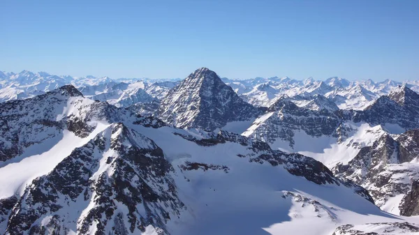 Grimpeur Veste Rouge Sur Une Cascade Glace Couverte Neige Dans — Photo