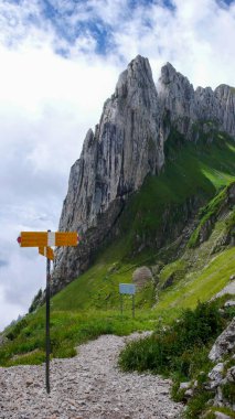 İsviçre Toggenburg bölgede pürüzlü dağ zirveleri ve iz işareti hiking bir sarı ile dağ manzarası