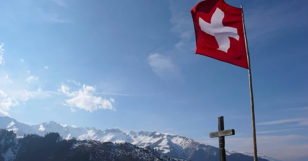 Poziomy Widok Klasyczny Szwajcaria Góry Krajobraz Gór Pokrytych Śniegiem Szwajcarską — Zdjęcie stockowe