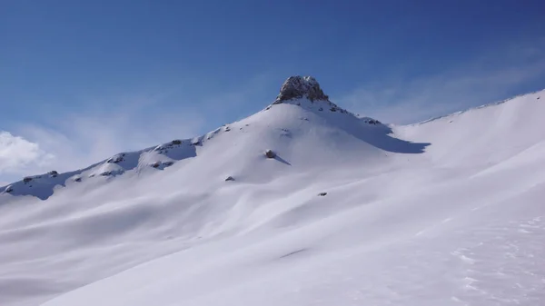 Idilliaco Paesaggio Montano Invernale Nelle Alpi Svizzere Con Cime Remote — Foto Stock