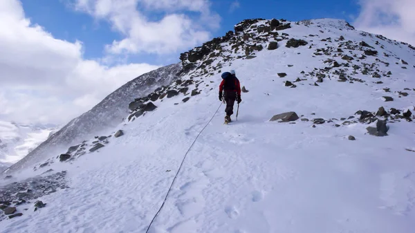 Nieve Blanca Las Vías Del Ferrocarril Terraplén Rocoso Hombro Con —  Fotos de Stock