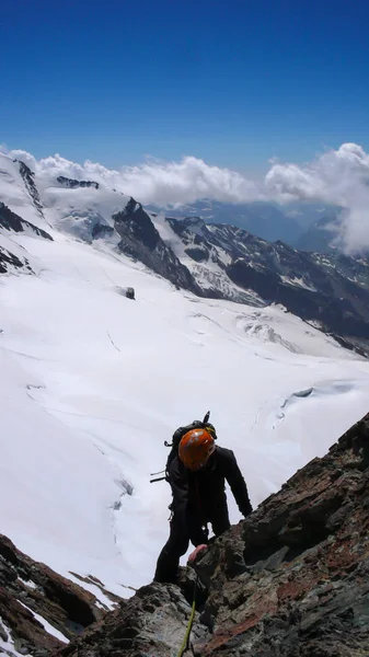 Ορειβάτης Βουνών Σιλουέτα Αναρρίχηση Ένα Απόκρημνο Βραχώδες Βουνό Κορυφή Ψηλά — Φωτογραφία Αρχείου