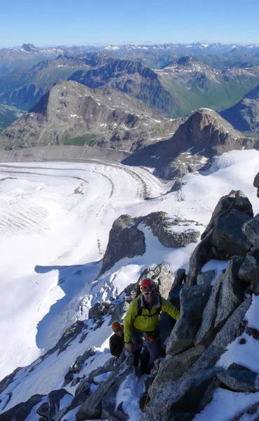 Mountain Guide Leading Male Client Summit High Alpine Peak Beautiful — Stock Photo, Image