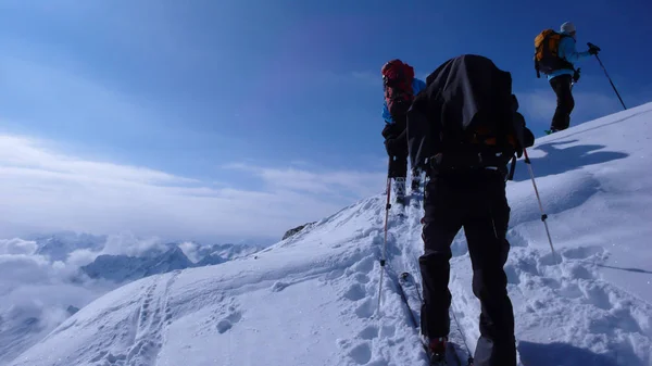 Αρκετές Backcountry Σκιέρ Χαράτσι Και Της Ανόδου Ένα Απομακρυσμένο Βουνό — Φωτογραφία Αρχείου