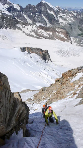 Guia Montanha Levando Cliente Masculino Cume Pico Alpino Alto Belo — Fotografia de Stock
