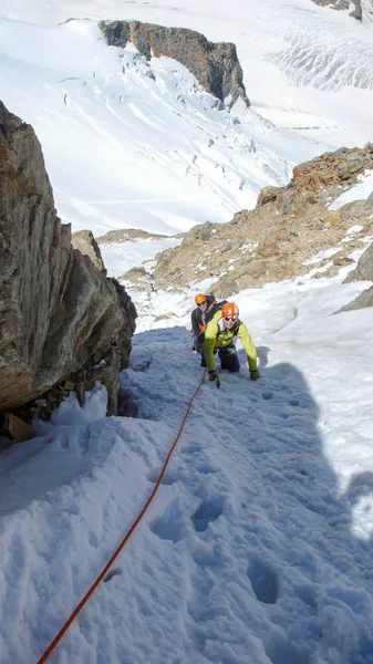 Mountain Guide Leading Male Client Summit High Alpine Peak Beautiful — Stock Photo, Image