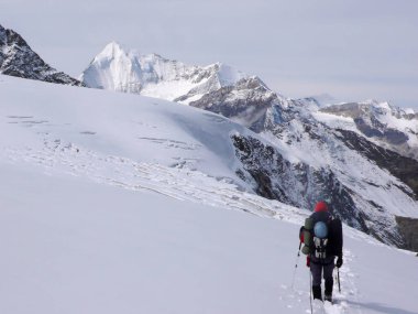 Saas Fee yukarıda İsviçre Alpleri'nde Mischabel dağ tırmanma ekipman taşıyan tek erkek dağcı 