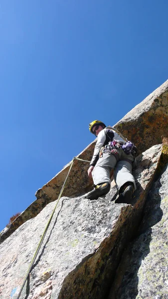 Bergführer Bergsteiger Auf Einer Steilen Granitroute Den Schweizer Alpen Einem — Stockfoto