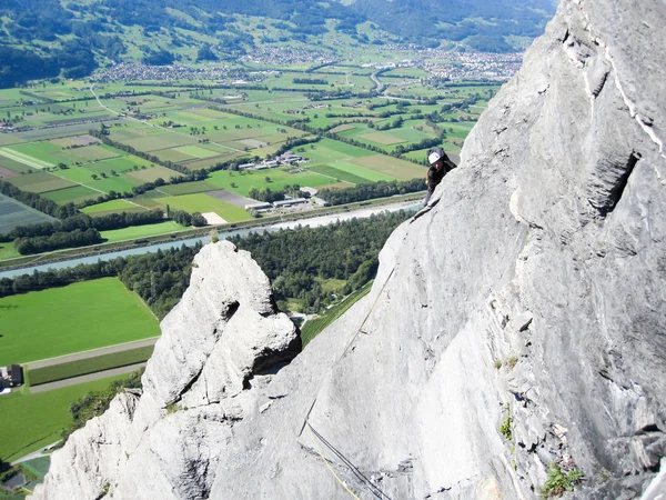 Скелелаз Крутих Піддаються Вапняку Сходження Скалу Швейцарських Альпах Над Розкішними — стокове фото