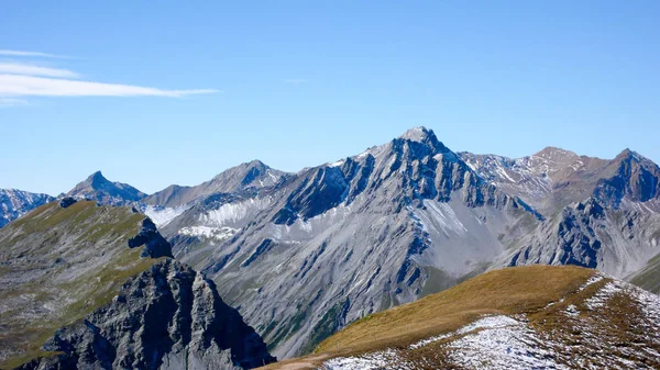 深秋在达沃斯地区的瑞士阿尔卑斯山景观 在高山山峰上出现了第一场雪 — 图库照片