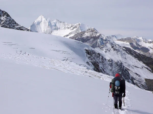 Escalador Montaña Macho Soltero Que Lleva Mucho Equipo Escalada Cordillera — Foto de Stock