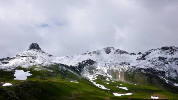 Горный Ландшафт Поздней Осени Швейцарии Высокими Вершинами Покрытыми Первым Снегом — стоковое фото
