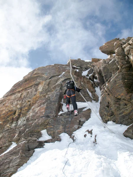 Alpinista Montanha Esquiador Backcountry Rapel Alto Pico Rochoso Alpino Neve — Fotografia de Stock